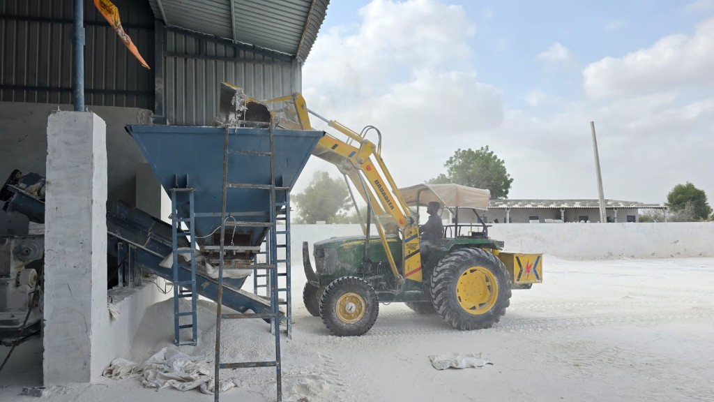Silica sand loading